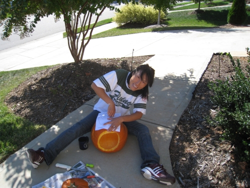 Hiroe applies a pattern to her pumpkin